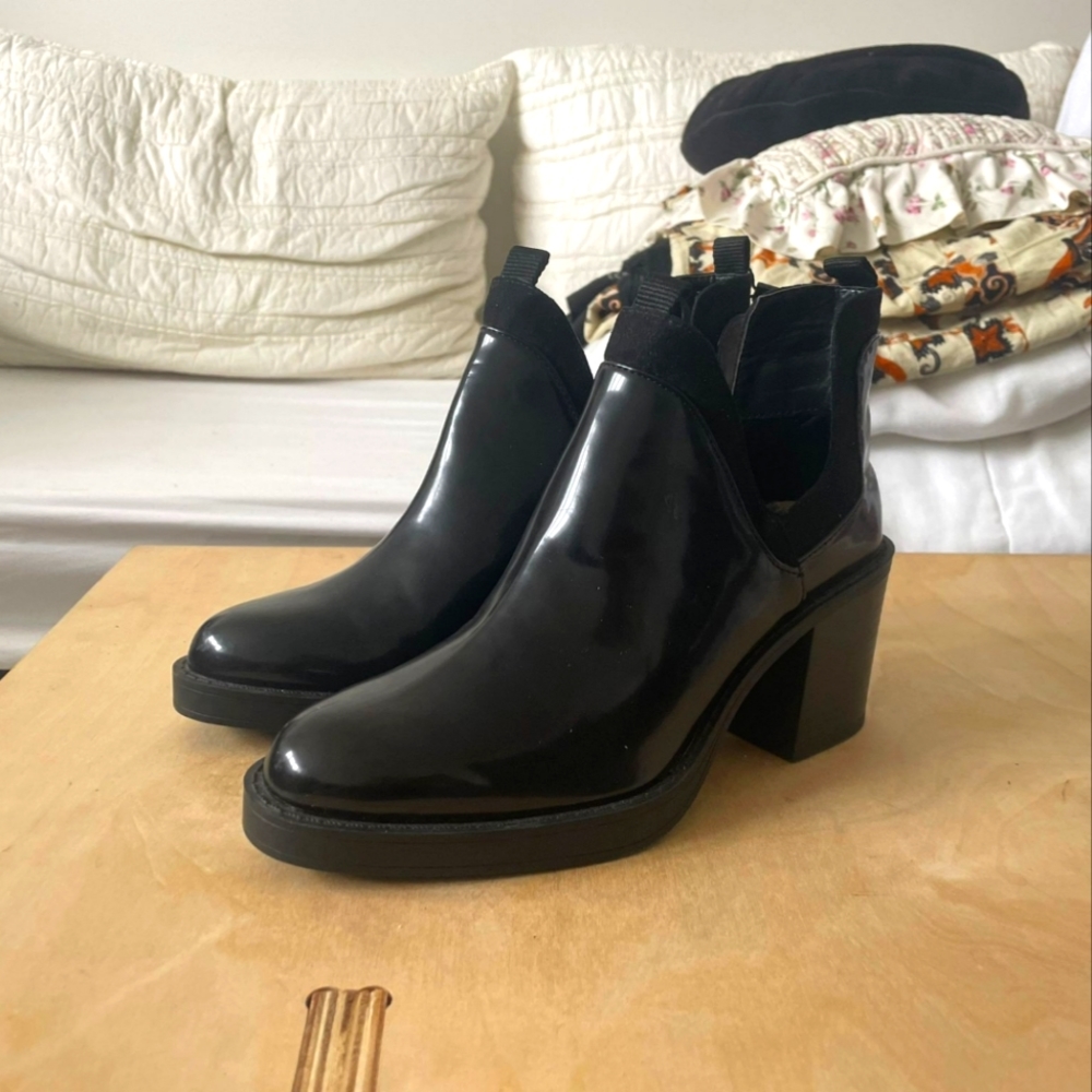NWT Black Cutout Heeled Ankle Boots Size 5 NWT